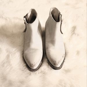 Distressed Freebird off white booties❤️